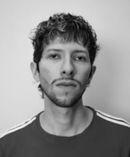 Cliente recién atendido en La Estelar, retrato en blanco y negro.